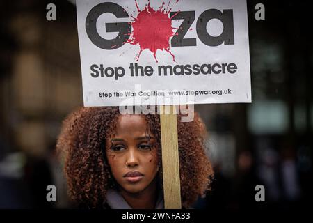 Manchester, Royaume-Uni. 02 mars 2024. Manifestation palestinienne à Gaza dans le centre de Manchester City commençant sur la place St Peters. Les manifestants ont défilé dans le centre-ville surveillé par la police. Les manifestants se sont arrêtés à la banque Barclays qui avait un avis de fermeture temporaire sur ses portes. Les manifestants scandaient que Barclays Bank avait du « sang sur les mains » en ce qui concerne le conflit actuel. Plusieurs manifestants transportaient de la farine recouverte de peinture rouge pour signaler la mort récente de personnes recevant de l'aide alimentaire. La marche a freiné les tramways et la circulation alors que des milliers de personnes marchaient pacifiquement. Crédit : GaryRobertsphotography/Alamy Live News Banque D'Images