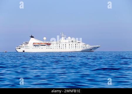 Croisière transatlantique dans l'île de Capri, une destination touristique majeure près de Naples et Sorrente sur la mer Tyrrhénienne, baie (Golfe) de Naples. Île Banque D'Images