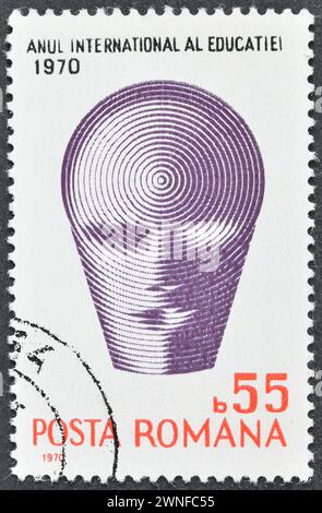 Timbre-poste imprimé par la Roumanie, qui promeut l'année internationale de l'éducation, vers 1970. Banque D'Images