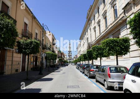 Pompéi, Italie - 22 mai 2016 : vue de la rue principale dans le Downtonw de Pompéi. En arrière-plan la tour Sanctuaire pontifical de la Bienheureuse Vierge de la Rosa Banque D'Images