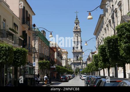 Pompéi, Italie - 22 mai 2016 : vue de la rue principale dans le Downtonw de Pompéi. En arrière-plan la tour Sanctuaire pontifical de la Bienheureuse Vierge de la Rosa Banque D'Images