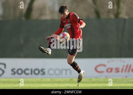 Milan, Italie. 28 février 2024. Davide Bartesaghi de l'AC Milan lors du match de l'UEFA Youth League au Centro Sportivo Vismara, Milan. Le crédit photo devrait se lire : Jonathan Moscrop/Sportimage crédit : Sportimage Ltd/Alamy Live News Banque D'Images