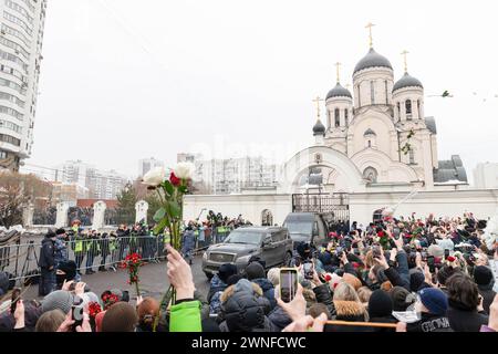 Moscou, Russie. 01 mars 2024. Les gens se rassemblent au Temple de l'icône de la mère de Dieu 'étancher mes douleurs' pendant les funérailles du chef de l'opposition russe Alexei Navalny à Moscou. Des milliers de personnes sont venues dire au revoir à Alexei Navalny lors de sa cérémonie funéraire à Moscou. Crédit : SOPA images Limited/Alamy Live News Banque D'Images