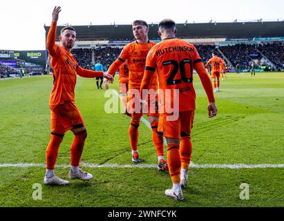 Conor Chaplin d'Ipswich Town célèbre avoir marqué son premier but avec ses coéquipiers lors du Sky Bet Championship match à Home Park, Plymouth. Date de la photo : samedi 2 mars 2024. Banque D'Images