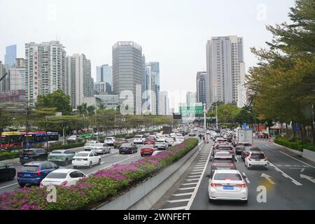GUANGZHOU, CHINE - 22 février 2024 : circulation automobile lourde dans les rues du centre-ville Banque D'Images