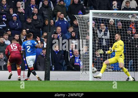 Dan Casey de Motherwell marque le deuxième but de son équipe lors du Cinch Premiership match au stade Ibrox, Rangers. Date de la photo : samedi 2 mars 2024. Banque D'Images