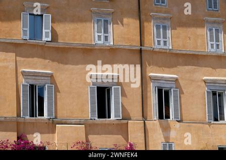 Façade de bâtiment, architecture typique italienne à Piazza Navona, Rome, Italie Banque D'Images