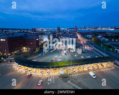 Wirral entrée du tunnel routier Queensway sous la rivière Mersey à Birkenhead, Wirral, Angleterre au crépuscule Banque D'Images