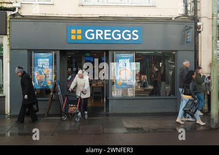 Boulangerie Greggs et fast-food dans le centre-ville de Teignmouth, Devon, Angleterre. Banque D'Images