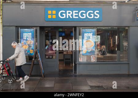 Boulangerie Greggs et fast-food dans le centre-ville de Teignmouth, Devon, Angleterre. Banque D'Images