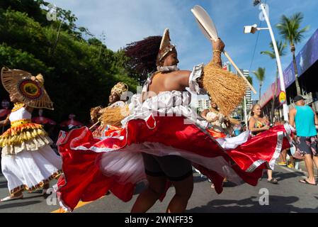 Salvador, Bahia, Brésil - 03 février 2024 : un groupe culturel parcourt pendant le pré-carnaval Fuzue dans la ville de Salvador, Bahia. Banque D'Images