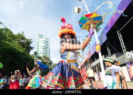 Salvador, Bahia, Brésil - 03 février 2024 : un groupe culturel parcourt pendant le pré-carnaval Fuzue dans la ville de Salvador, Bahia. Banque D'Images