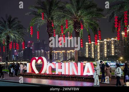 GUANGZHOU, CHINE - 22 février 2024 : vue nocturne sur le front de mer avec signe d'amour Chine Banque D'Images