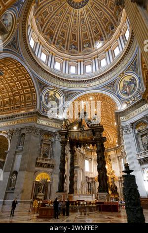 Cité du Vatican Rome, Italie - 26 mai 2016 - autel central à l'intérieur de la célèbre cathédrale Saint-Pierre, Basilica di San Pietro in Vatican, Rome, Italie Banque D'Images
