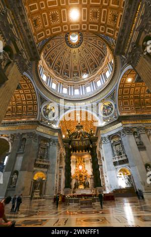 Cité du Vatican Rome, Italie - 26 mai 2016 - autel central à l'intérieur de la célèbre cathédrale Saint-Pierre, Basilica di San Pietro in Vatican, Rome, Italie Banque D'Images