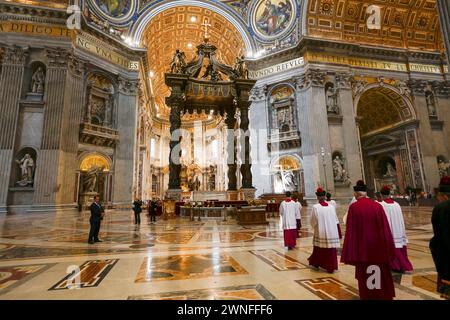 Cité du Vatican Rome, Italie - 26 mai 2016 - début religieux de la messe catholique à l'intérieur de la célèbre cathédrale Saint-Pierre, Basilica di San Pietro in Vatica Banque D'Images