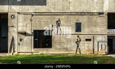 Détail de la façade de l'unité d'habitation de Firminy-Vert, un bâtiment conçu par l'architecte suisse le Corbusier. Firminy, France Banque D'Images