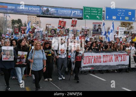 Jérusalem, Israël. 2 mars 2024. Des familles d'otages à Gaza et d'anciens otages rejoints par des milliers de partisans arrivent à Jérusalem presque pour terminer une marche de quatre jours depuis le Kibboutz Reim pour se terminer ce soir lors d'un rassemblement sur la place de Paris dans la ville. Israël est engagé dans une guerre avec le Hamas à la suite de tirs massifs de roquettes depuis la bande de Gaza en Israël le 7 octobre 2023, de l'infiltration d'hommes armés palestiniens en territoire israélien, du massacre de 1 400 femmes et enfants civils dans leurs maisons et de la prise d'otages de quelque 240 civils, y compris les bébés et les enfants, et les soldats. 134 restent dans le capt Banque D'Images