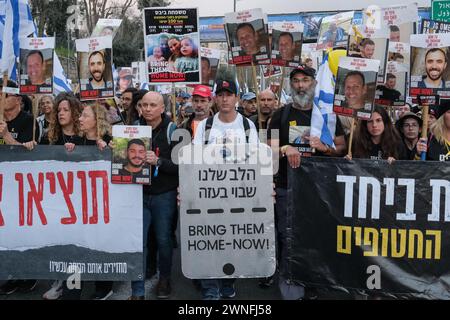 Jérusalem, Israël. 2 mars 2024. Des familles d'otages à Gaza et d'anciens otages rejoints par des milliers de partisans arrivent à Jérusalem presque pour terminer une marche de quatre jours depuis le Kibboutz Reim pour se terminer ce soir lors d'un rassemblement sur la place de Paris dans la ville. Israël est engagé dans une guerre avec le Hamas à la suite de tirs massifs de roquettes depuis la bande de Gaza en Israël le 7 octobre 2023, de l'infiltration d'hommes armés palestiniens en territoire israélien, du massacre de 1 400 femmes et enfants civils dans leurs maisons et de la prise d'otages de quelque 240 civils, y compris les bébés et les enfants, et les soldats. 134 restent dans le capt Banque D'Images