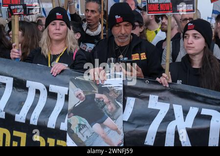 Jérusalem, Israël. 2 mars 2024. Des familles d'otages à Gaza et d'anciens otages rejoints par des milliers de partisans arrivent à Jérusalem presque pour terminer une marche de quatre jours depuis le Kibboutz Reim pour se terminer ce soir lors d'un rassemblement sur la place de Paris dans la ville. Israël est engagé dans une guerre avec le Hamas à la suite de tirs massifs de roquettes depuis la bande de Gaza en Israël le 7 octobre 2023, de l'infiltration d'hommes armés palestiniens en territoire israélien, du massacre de 1 400 femmes et enfants civils dans leurs maisons et de la prise d'otages de quelque 240 civils, y compris les bébés et les enfants, et les soldats. 134 restent dans le capt Banque D'Images