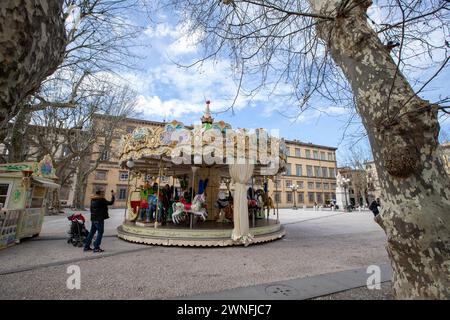 Lucques, Italie - fev28, 2023 - Carrousel coloré en face du Palazzo Ducale sur la Piazza Napoleone dans le centre historique de la ville médiévale de Lucques Banque D'Images
