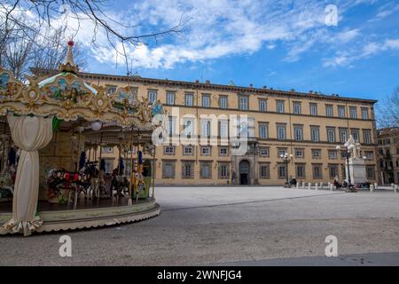 Carrousel coloré en face du Palazzo Ducale sur la Piazza Napoleone dans le centre historique de la ville médiévale de Lucques, en Italie Banque D'Images