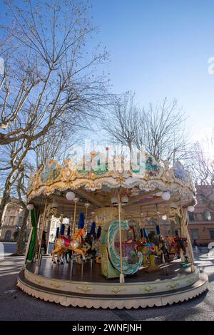 Carrousel coloré sur la Piazza Napoleone dans le centre historique de Lucques, Italie Banque D'Images
