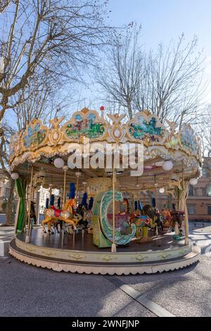 Carrousel coloré sur la Piazza Napoleone dans le centre historique de Lucques, Italie Banque D'Images