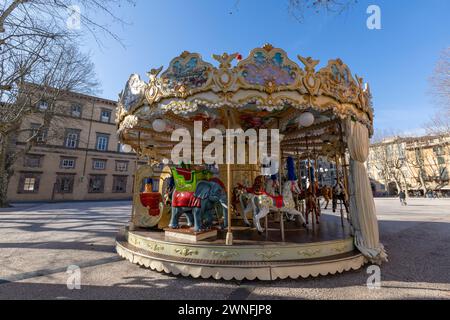 Carrousel coloré en face du Palazzo Ducale sur la Piazza Napoleone dans le centre historique de la ville médiévale de Lucques, en Italie Banque D'Images