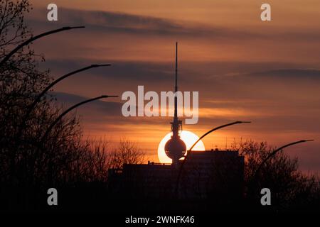 Berlin, Allemagne. 02 mars 2024. Le soleil se couche derrière la tour de télévision. Le premier week-end de mars attire les visiteurs avec des températures bien au-dessus de 10 degrés et beaucoup de soleil à l'extérieur. Crédit : Annette Riedl/dpa/Alamy Live News Banque D'Images