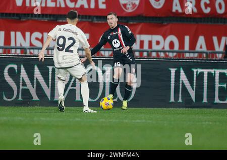 Monza Brianza, Italie. 02 mars 2024. Foto Alberto Mariani/LaPresse 02 Marzo 2024 - Monza Brianza, Italia - sport, calcio - Monza vs Roma - Campionato Italiano di calcio Serie A TIM 2023/2024 - Stadio U-Pouwer. Nella foto : Samuele Birindelli mars 02, 2024 Monza Brianza Italie - sport, football - Monza vs Roma - Italien Serie A timChampionnat de Football 2023/2024 - Stadio U-PouwerStadium. Sur la photo : Samuele Birindelli crédit : LaPresse/Alamy Live News Banque D'Images