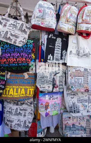 Pise, Italie - 28 février 2023 : sacs à main avec l'image de la Tour penchée de Pise dans les boutiques de souvenirs à Pise, Toscane, Italie Banque D'Images