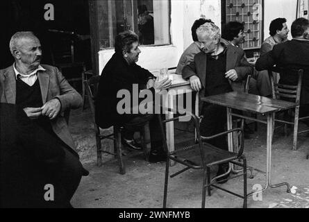 Hommes locaux buvant et bavardant dans un café de village, Spili, Crète, Grèce, 1985 Banque D'Images