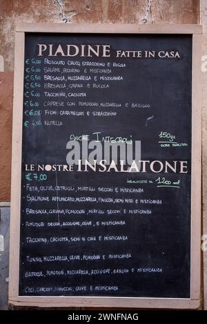 Menu du restaurant romain sur la rue. Rome, Italie - traduction Piadine Fatte in casa, anche integrali : wraps faits maison, également complet le nostre insalat Banque D'Images