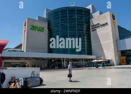 Lisbonne, Portugal, Aéroport Humberto Delgado, extérieur, façade du bâtiment, personnes voyageant, Banque D'Images