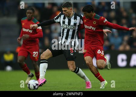 Fabian Schär de Newcastle United retient Nathan Fraser de Wolverhampton Wanderers lors du match de premier League entre Newcastle United et Wolverhampton Wanderers James's Park, Newcastle le samedi 2 mars 2024. (Photo : Michael Driver | mi News) crédit : MI News & Sport /Alamy Live News Banque D'Images