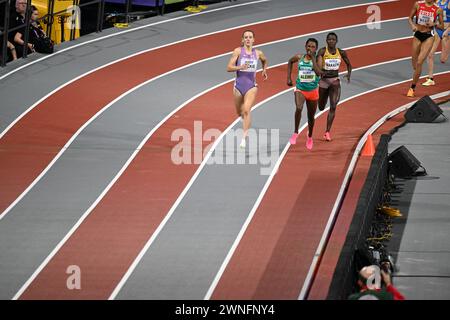 Jemma Reekie (GB) remporte la demi-finale du 800m chez les femmes devant Habitam Alemu (Ethiopie) et Halimah Nakaayi (Ouganda) aux championnats du monde d’athlétisme en salle, Glasgow 2 mars 2024 Banque D'Images