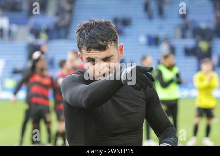 Queens Park Rangers Ilias chair célèbre la victoire des fans de QPR après le match Sky Bet Championship entre Leicester City et Queens Park Rangers au King Power Stadium, Leicester le samedi 2 mars 2024. (Photo : John Cripps | mi News) crédit : MI News & Sport /Alamy Live News Banque D'Images