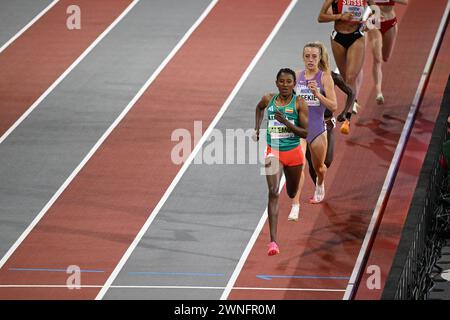 Jemma Reekie (GB) remporte la demi-finale du 800m chez les femmes devant Habitam Alemu (Ethiopie) et Halimah Nakaayi (Ouganda) aux championnats du monde d’athlétisme en salle, Glasgow 2 mars 2024 Banque D'Images