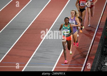 Jemma Reekie (GB) remporte la demi-finale du 800m chez les femmes devant Habitam Alemu (Ethiopie) et Halimah Nakaayi (Ouganda) aux championnats du monde d’athlétisme en salle, Glasgow 2 mars 2024 Banque D'Images