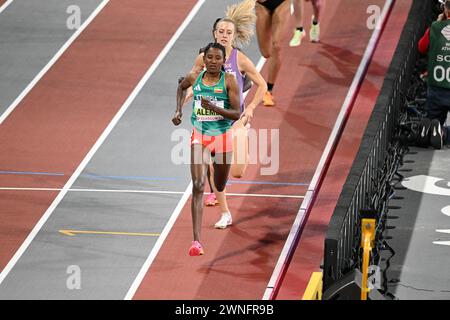 Jemma Reekie (GB) remporte la demi-finale du 800m chez les femmes devant Habitam Alemu (Ethiopie) et Halimah Nakaayi (Ouganda) aux championnats du monde d’athlétisme en salle, Glasgow 2 mars 2024 Banque D'Images