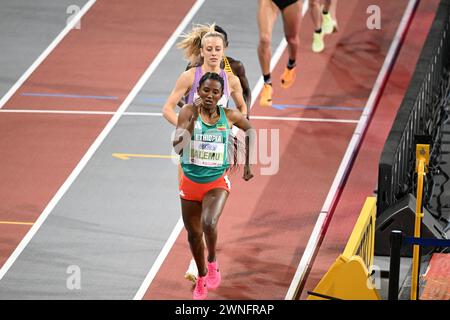 Jemma Reekie (GB) remporte la demi-finale du 800m chez les femmes devant Habitam Alemu (Ethiopie) et Halimah Nakaayi (Ouganda) aux championnats du monde d’athlétisme en salle, Glasgow 2 mars 2024 Banque D'Images