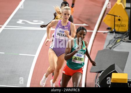 Jemma Reekie (GB) remporte la demi-finale du 800m chez les femmes devant Habitam Alemu (Ethiopie) et Halimah Nakaayi (Ouganda) aux championnats du monde d’athlétisme en salle, Glasgow 2 mars 2024 Banque D'Images