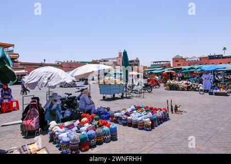 Marrakech, Maroc - 28 mai 2019 - vendeurs de rue sur la place traditionnelle Jamaa el Fna (également Jemaa el-Fnaa, Djema el-Fna ou Djemaa el-Fnaa) à Marrakes Banque D'Images