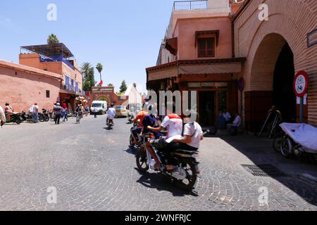 Marrakech, Maroc - 27 mai 2019 : des gens dans la rue sur la médina (vieille ville) de Marrakech. Banque D'Images