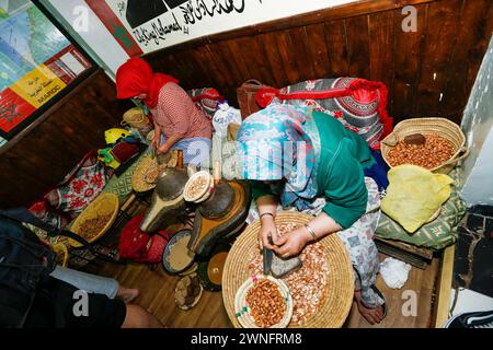 Marrakech, Maroc - 28 mai 2019 - des femmes musulmanes fabriquant de l'huile d'argan dans le souk traditionnel Jemma Dar Fna au Maroc. Production d'huile d'argan utilisée pour le cosm Banque D'Images