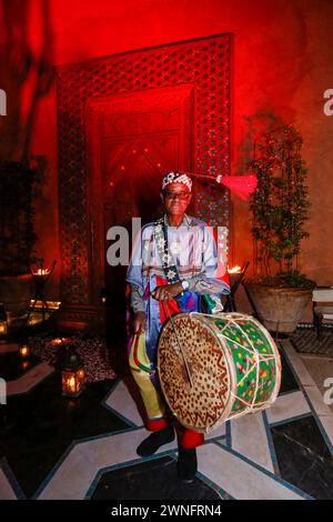 Marrakech, Maroc - 28 mai 2019 - les musiciens habillés traditionnellement jouent du tambour la nuit Banque D'Images