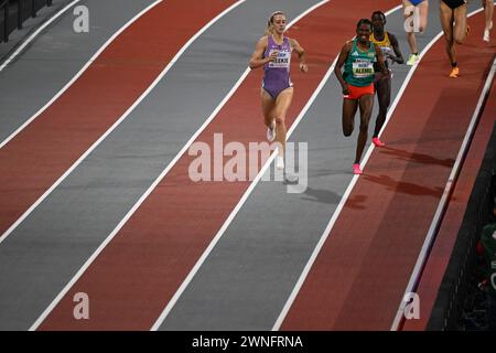 Jemma Reekie (GB) remporte la demi-finale du 800m chez les femmes devant Habitam Alemu (Ethiopie) et Halimah Nakaayi (Ouganda) aux championnats du monde d’athlétisme en salle, Glasgow 2 mars 2024 Banque D'Images