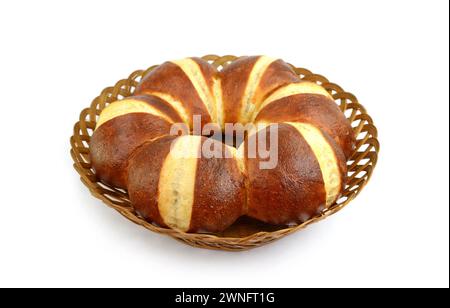 Laugenbrot allemand traditionnel fraîchement cuit. Bretzel maison bavaroise roule du pain lye, gros plan, isolé sur fond blanc. Banque D'Images