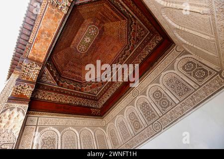 Marrakech, Maroc - 27 mai 2019 : plafond décoré de bois sculpté sur Palace Bahia, lieu touristique dans la vieille ville de Marrakech, Maroc Banque D'Images